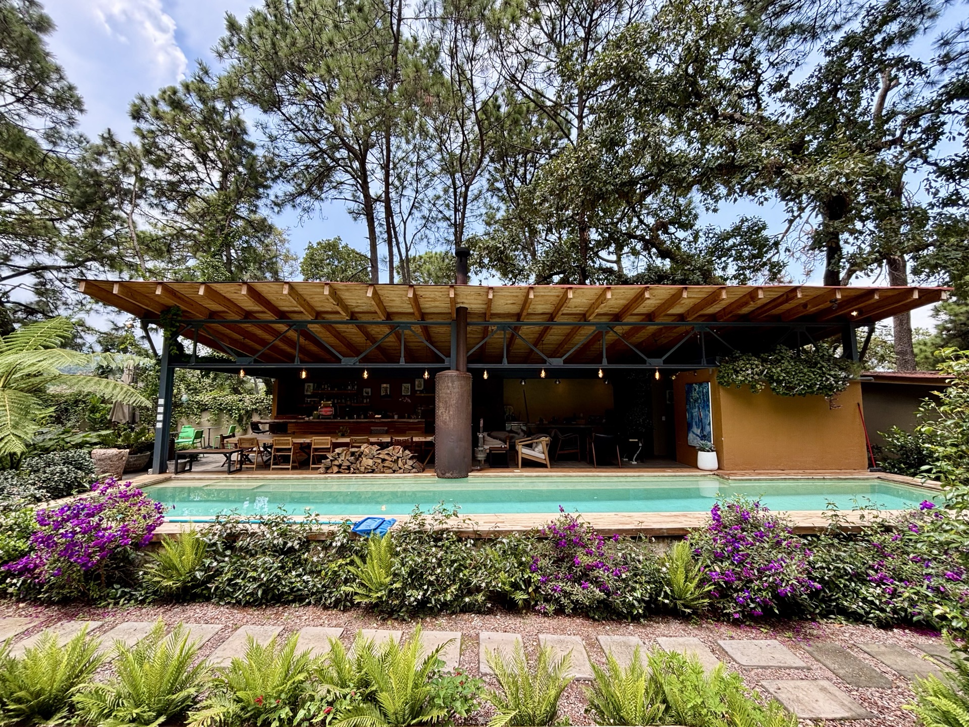 Alberca y terraza-bar de Pandurata entre el bosque de Avándaro